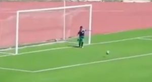 SKUPLJAČ LOPTI ULETEO NA TEREN I SPREČIO ČIST GOL: Ovo nikad nije viđeno, kakva scena! (VIDEO)