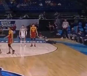 STRAŠNE SCENE IZ NCAA lige: Sudija pao u sred utakmice, igrači šokirani! (VIDEO)