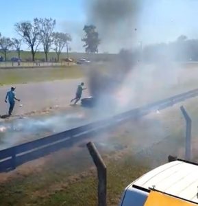 AUTOMOBIL JE GOREO: Kolege brzom reakcijom spasile život vozaču usred trke! (VIDEO)