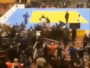 LUDNICA NA DEČIJEM TURNIRU: Tuča igrača i publike! (VIDEO)