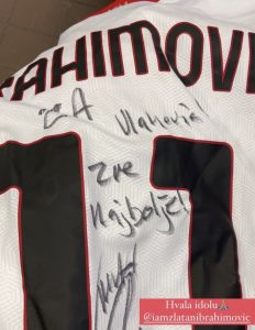 FIORENTINA PORAŽENA, VLAHOVIĆ IPAK POBEDNIK: Zlatan poklonio dres Dušanu sa posebnom posvetom! (FOTO)