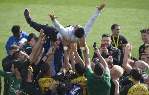 PEVAJU MITROVU PESMU I VRAĆAJU SE U PREMIJER LIGU: Srpski trener je sigurno uticao na ovaj uspeh! (VIDEO)