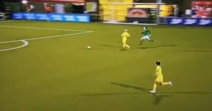 DA LI JE OVO NAJBIZARNIJI FAUL U ISTORIJI FUDBALA?! Svet bruji o ovom neverovatnom prekršaju! (VIDEO)