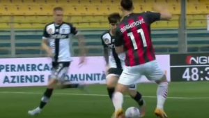 DEČKO, TO SE NE RADI: Rumunski vunderkind ponizio Ibrahimovića driblingom, Zlatan mu ovo neće zaboraviti (VIDEO)