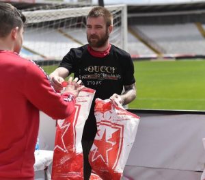 SJAJAN GEST CRVENO-BELIH: Zvezdaši se na Veliki petak družili sa mališanima iz Zvečanske