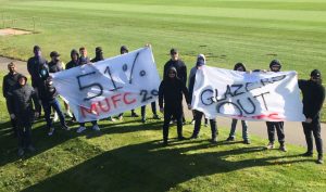 NAVIJAČI JUNAJTEDA UPALI U TRENING CENTAR KLUBA! Pristalice ‘crvenih đavola’ poslale jasnu poruku! (FOTO)