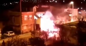 UŽASNI PRIZORI IZ MOSTARA! Navijački obračun i divljanje na ulicama, ima teže povređenih! (VIDEO)