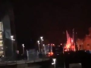 HAOS U NEMAČKOJ! Navijači jurili fudbalere Šalkea i gađali ih jajima! (VIDEO)