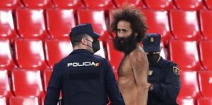 CEO SVET GLEDA I NE VERUJE! Španac potpuno go uleteo na teren usred meča Lige Evrope! (VIDEO)