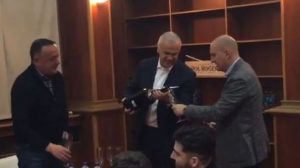 VELIKO SLAVLJE NA ‘MARAKANI’! Terzić toči šampanjac nakon trijumfa u 164. ‘večitom’ derbiju! (VIDEO)