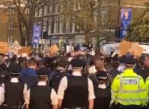 NAVIJAČI OKUPIRALI STADION ZBOG SUPERLIGE: Haos kakav se ne pamti, klub se povlači iz takmičenja? (VIDEO)