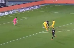 POSTIGAO JE GOL I SKINUO DRES, A ONDA MU SE FACA ZALEDILA: Srbin isključen sa utakmice! (VIDEO)