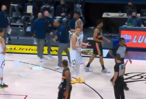 HAOS NA MEČU DENVERA: Jokiću opet ništa ne sviraju, Meloun uleteo na teren da zaštiti Srbina! (VIDEO)