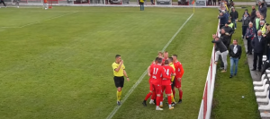 HAOTIČNE SCENE U LOZNICI: Dva nepostojeća gola, publika na tribinama i sumnjivi momci u kožnim jaknama! (VIDEO)