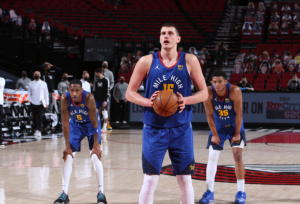 ČUVENI AS IZABRAO TRENUTNO NAJBOLJE NBA IGRAČE, A TAMO NEMA JOKIĆA! Legendarni centar definitivno ne voli ‘Džokera’