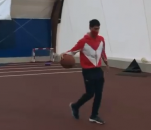 NOVAK U STILU DONČIĆA I BRAJANTA: Najbolji svetski teniser pokažao košarkaško umeće i to protiv koga! (VIDEO)