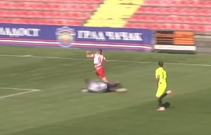 MONSTRUOZAN START KOJI SE NE VIĐA SVAKI DAN: Golman slomio nogu fubaleru Borca! (VIDEO)