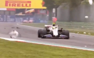 STRAŠAN SUDAR U FORMULI 1: Delovi vozila odleteli po stazi, udarili su u zaštitnu ogradu! (VIDEO)