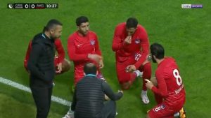 OBROK U TOKU UTAKMICE: Turski fudbaleri zbog vere morali da jedu u toku utakmice!