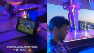 E OVAKO SE VOLI BIVŠI KLUB: Legendarni fudbaler Čelsija je pomno pratio finale LŠ, iako je bio okružen polu golim devojkama! (VIDEO)