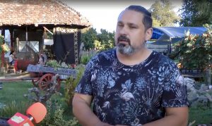 POBEGAO IZ GRADA, SMISAO SA PORODICOM PRONAŠAO NA SELU: Bivši fudbaler Partizana baš ume da uživa, pogledajte ovaj raj na zemlji! (VIDEO)