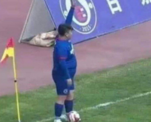 NIŠTA NIJE TEŠKO KAD TATA SREDI PREKO VEZE: Komedija u Kini – predsednik kluba u prvu postavu stavio sina koji ima 126 kilograma! (FOTO)