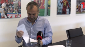 SAVIĆEVIĆ IZNENADIO REAKCIJOM: Pocepao fotografiju sa legendom Partizana! (VIDEO)