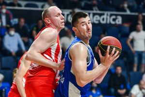 MREŽE GORE ZBOG OVOG POTEZA: Navijači Crvene zvezde žestoko opleli po Luki Mitroviću zbog gesta na trećoj utakmici! (VIDEO)