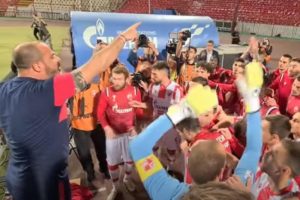 ‘ZAVEŽI USTA, BUDITE GOSPODA KAD SLAVITE’: Detalj koji je mnogima promakao – Stankovićeva lekcija igračima Zvezde odmah nakon haosa na finalu Kupa! (VIDEO)