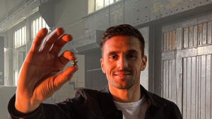 GEST ZA DIVLJENJE: E ovako se poštuju navijači – Ajaks istopio šampionski pehar, pa srebrne zvezdice poklonio najvatrenijim pristalicama! (VIDEO)