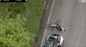 BIZARNA SCENA SA ĐIRO D’ ITALIJE: Automobil oborio i umalo pregazio biciklistu! (VIDEO)