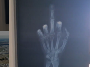 IBRAHIMOVIĆ PONOVO U ELEMENTU: Zlatan urnebesnim video snimkom nasmejao sve do suza, objavio skener ruke – kad ono, ‘srednjak’ u prvom planu! (VIDEO)