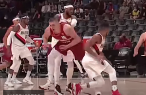 ZAR TE NIJE SRAMOTA?: Užasan potez proslavljenog NBA igrača – iz čista mira je gurnuo Jokića na zemlju, a reakcija Srbina će vas oduševiti! (VIDEO)