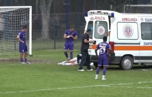 NOVA UŽASNA POVREDA NA SRPSKIM TERENIMA: Bivši napadač Zvezde pao kao pokošen, hitno ga prevezli u bolnicu! (VIDEO)