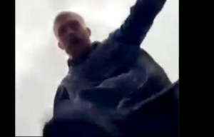 NE MOŽEŠ BITI JADNIJI OD OVOG: Poznati fudbaler prebio decu na ulici, samo zato što su ga snimali telefonom! (VIDEO)