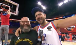 ‘NOĆAS MI SRCE PATI’: Vasa postao MVP finala, pa napravio šou sa čuvenim glumcem – zapevali nasred terena dobro poznati hit! (VIDEO)