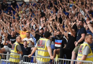 VRELA ATMOSFERA U ‘MORAČI’: Među navijačima jedno dobro poznato lice – bivši fudbaler Partizana bodri Budućnost protiv crveno-belih! (FOTO)