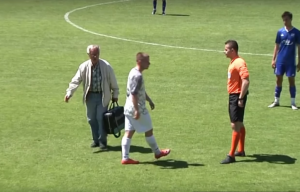 E OVAKO SE ‘KRADE’ VREME: Deda doktor odneo šou u Hrvatskoj – dok je došao da pomogne igraču, ovaj se pridigao! (VIDEO)