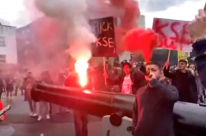 OVOG PUTA NIJE OLD TRAFORD: Navijači okupirali stadion pred poslednje kolo Premijer lige, teraju vlasnika iz kluba, on ih obmanjuje!