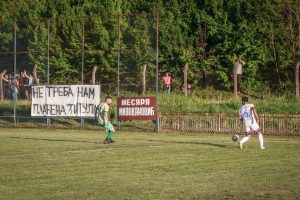 NE TREBA NAM PLAĆENA TITULA: Trese se beton liga, navijači na traktoru stigli na meč!