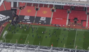 HAOS U MANČESTERU: Navijači Junajteda probili ogradu i upali na teren! Derbi je otkazan!