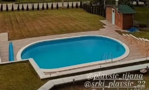 NAVIJAČI GA ISTERALI IZ KLUBA, A NJEGA NIJE BRIGA: Bivši fudbaler Zvezde pravi raj na zemlji – porodični kutak sa bazenom okružen zelenilom! (FOTO)