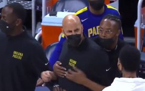 HAOS U NBA LIGI: Bivši Megin igrač se sukobio sa trenerom usred meča! (VIDEO)