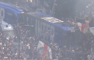 U ENGLESKOJ PROTESTI, U ITALIJI SLAVLJE: Navijači Intera napravili proslavu za pamćenje, ulice su bile prepune! (VIDEO)