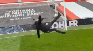 U STILU VEJNA RUNIJA: Solskjer nek obrati pažnju – navijač Mančestera iskoristio haos kako bi pokazao fudbalsko umeće! (VIDEO)