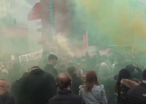 NAVIJAČI JUNAJTEDA U CENTRU NOVOG SKANDALA: Napadnut Liverpulov klupski autobus! (FOTO)