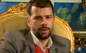 NOVI IMIDŽ ČUVENOG NAPADAČA: Da li ga prepoznajete? (FOTO) (VIDEO)