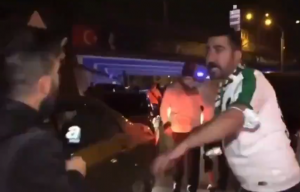 UZNEMIRUJUĆE SCENE U TURSKOJ: Slavili su u otvorenom autobusu, fudbaler je udario u nadvožnjak i pao na put! (VIDEO)