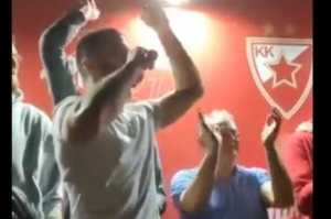 BRANKO LAZIĆ UZEO MIKROFON I DOVEO ATMOSFERU DO USIJANJA: Pogledajte kako su igrači Zvezde zajedno sa navijačima otpevali čuvenu patriotsku numeru! (VIDEO)