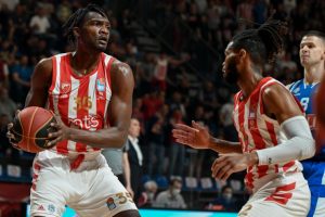 POLUVREME: Pun Pionir vodi Zvezdu do prednosti, igra se jako čvrsto, navijači žele pobedu i Evroligu naredne godine!